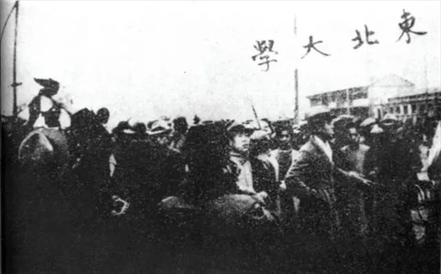 △東北大學學生走在一二·九請愿游行隊伍最前列。