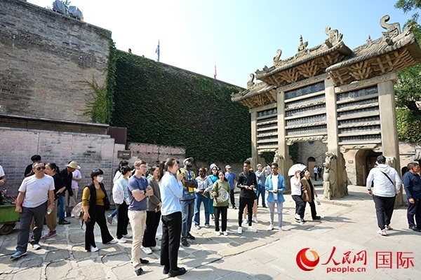 選手們認(rèn)真聆聽導(dǎo)游講解。人民網(wǎng) 盧鵬宇攝