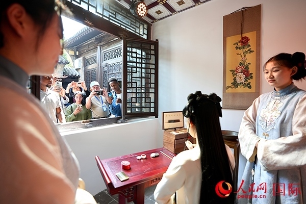 選手們觀看表演。人民網(wǎng) 盧鵬宇攝