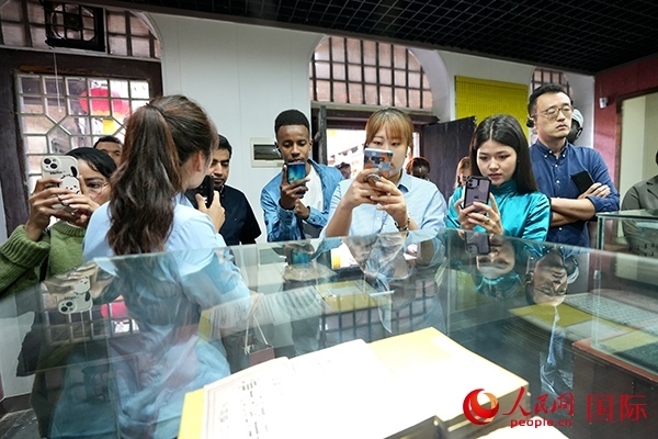 選手們認(rèn)真聆聽導(dǎo)游講解。人民網(wǎng) 盧鵬宇攝