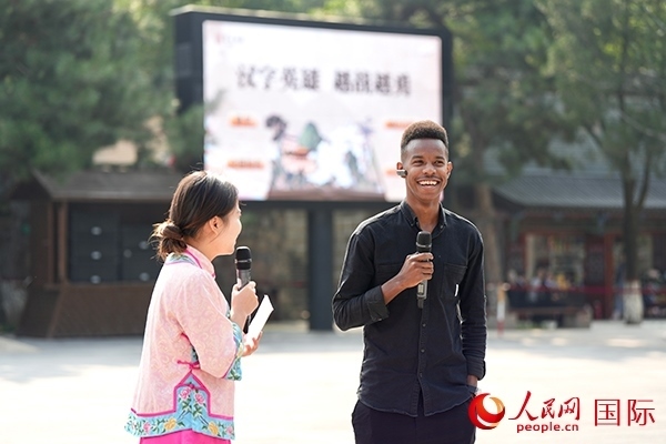 選手王安（乍得）挑戰(zhàn)“漢字英雄·越戰(zhàn)越勇”游戲。人民網(wǎng) 盧鵬宇攝