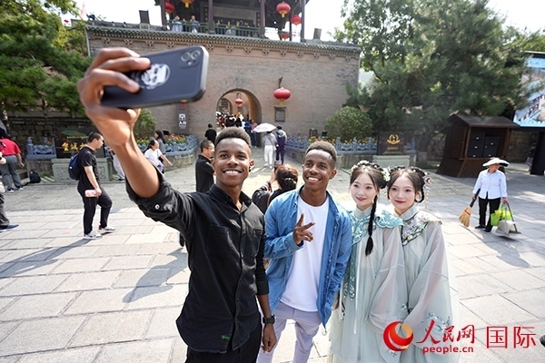 兩對雙胞胎偶遇合影。人民網(wǎng) 盧鵬宇攝