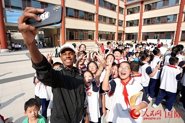 選手和學(xué)生們合影。人民網(wǎng) 盧鵬宇攝