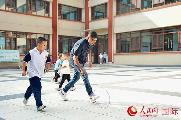 來自巴基斯坦的沙杰在滾鐵環(huán)。人民網(wǎng) 盧鵬宇攝