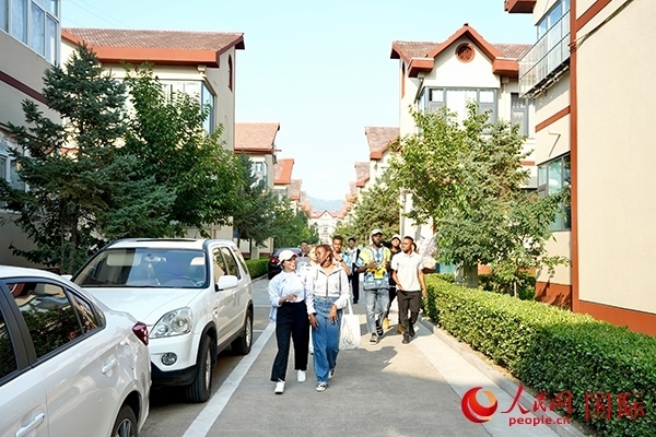 選手們?cè)诨食谴鍏⒂^。人民網(wǎng) 盧鵬宇攝