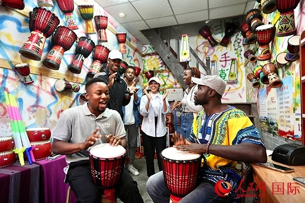 選手們敲起非洲鼓。人民網(wǎng) 盧鵬宇攝