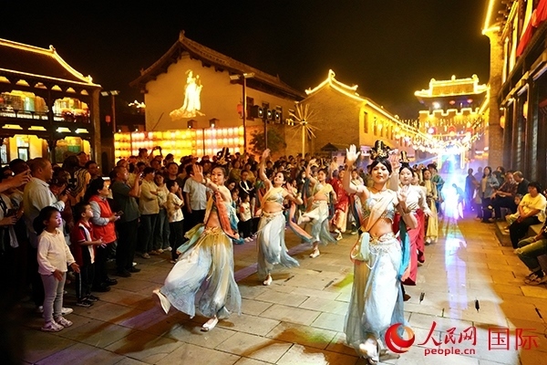 古城巡游隊(duì)伍。人民網(wǎng) 盧鵬宇攝