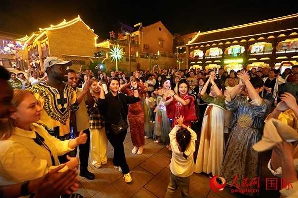 選手們和演員們一起舞蹈。人民網(wǎng) 盧鵬宇攝