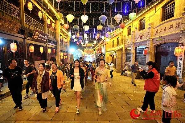 選手體驗(yàn)古城巡游。人民網(wǎng) 盧鵬宇攝