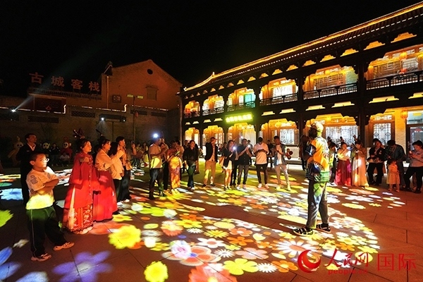 選手們和演員們一起載歌載舞。人民網(wǎng) 盧鵬宇攝