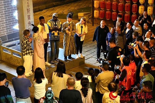 選手們一起演唱《大中國》。人民網(wǎng) 盧鵬宇攝