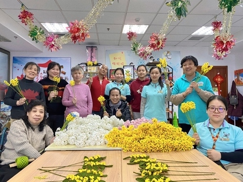 唐占鑫帶領(lǐng)團(tuán)隊(duì)為2022年北京冬奧會和冬殘奧會制作頒獎花束。受訪者供圖