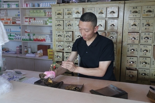 馬啟紅為病患精心配藥。受訪者供圖