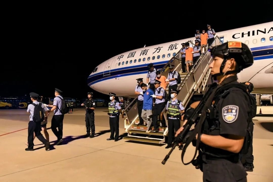 153名實(shí)施跨境裸聊敲詐的犯罪嫌疑人從印度尼西亞被押解回國(guó)。公安部供圖