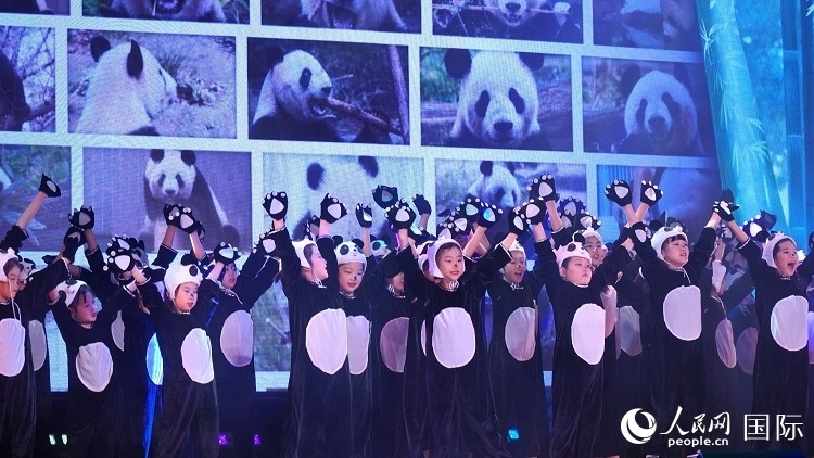 小演員們上演《歡樂(lè)功夫熊貓》。人民網(wǎng) 蔣曉辰攝