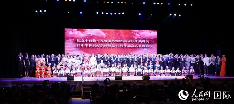 出席晚會(huì)的嘉賓與演員合影留念。人民網(wǎng) 蔣曉辰攝