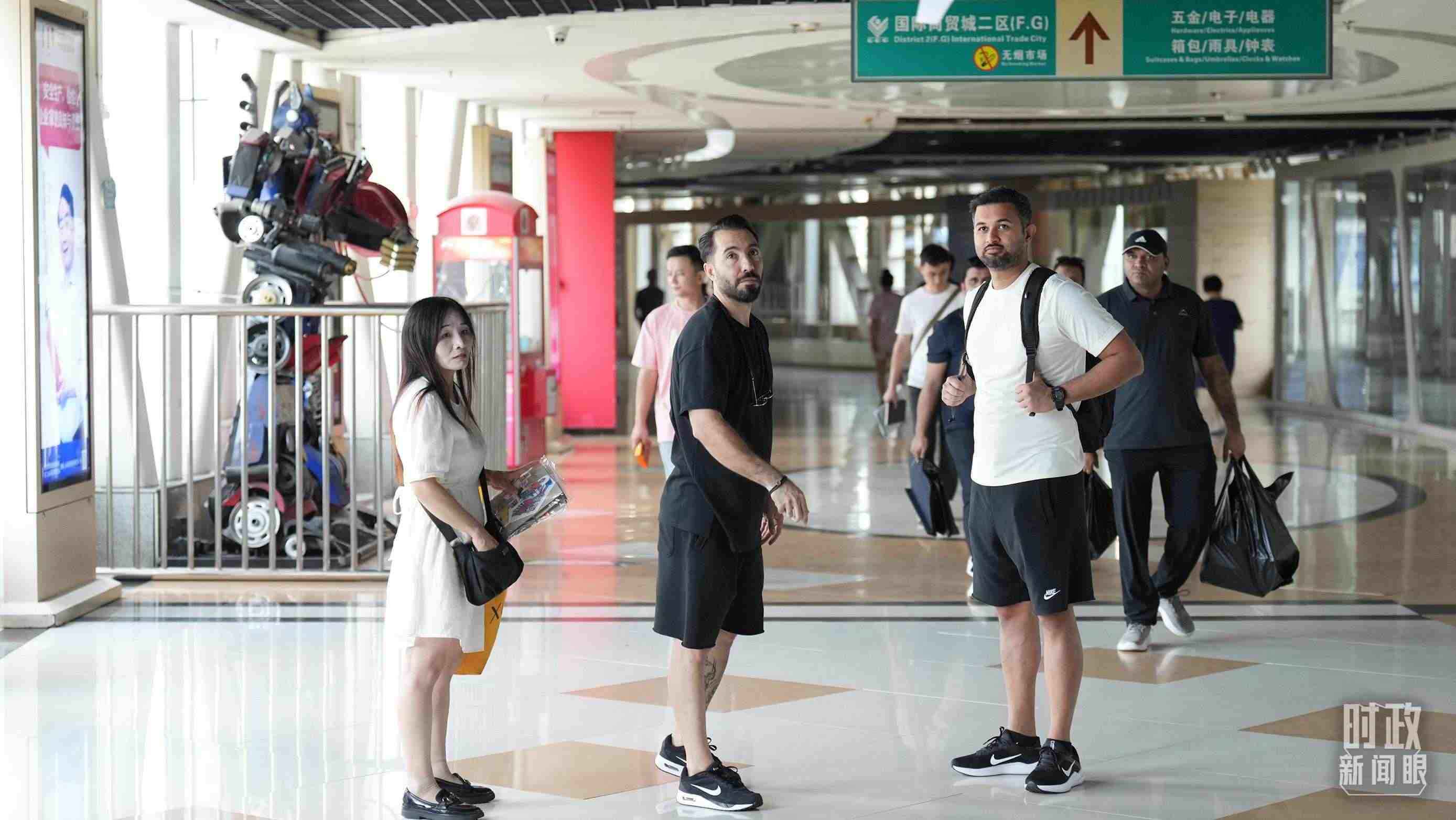 △義烏國際商貿(mào)城內(nèi)，來自世界各地的外商。（總臺國廣記者李晉拍攝）