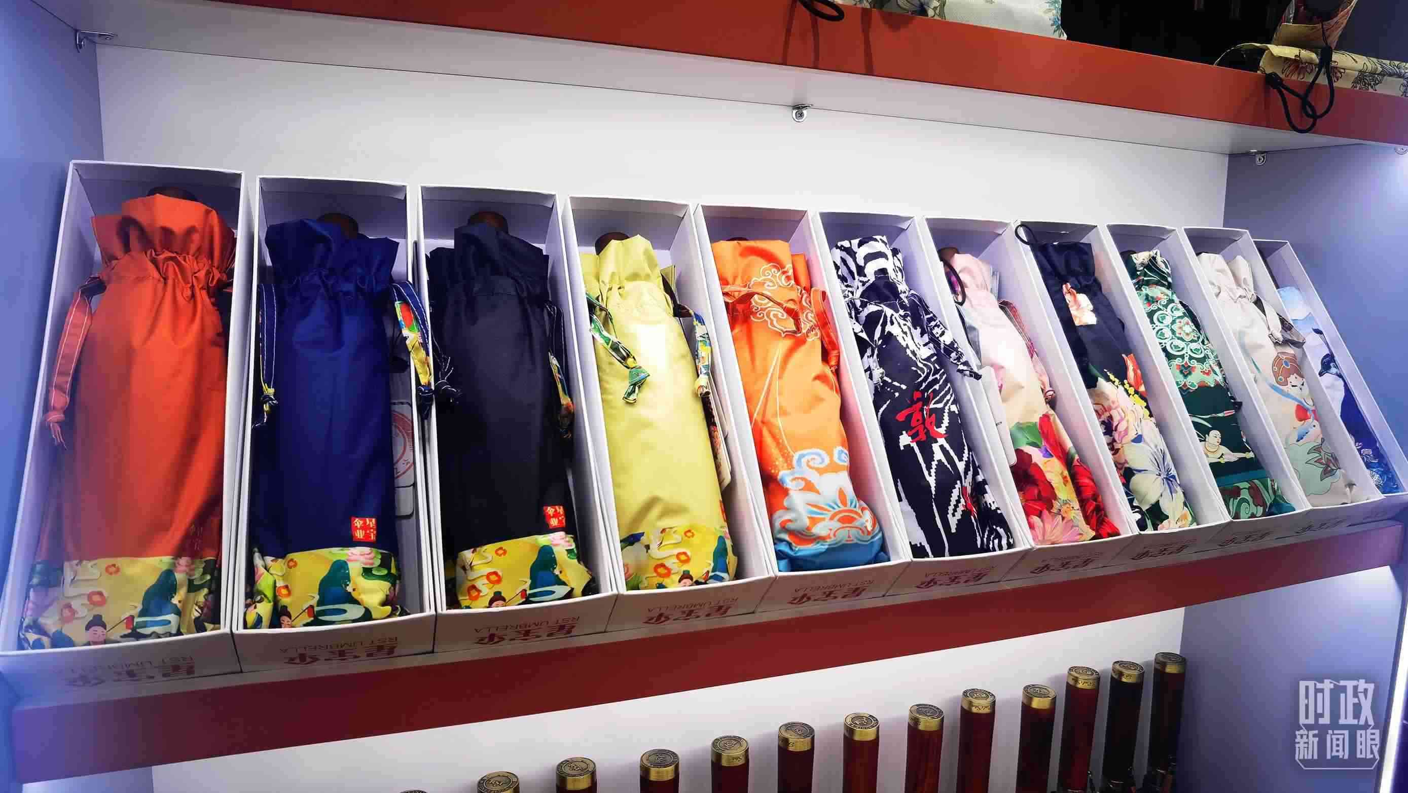 △商貿(mào)城內(nèi)的一家傘鋪，貨架上擺放著包裝精美的雨傘。（總臺央視記者范學(xué)禹拍攝）