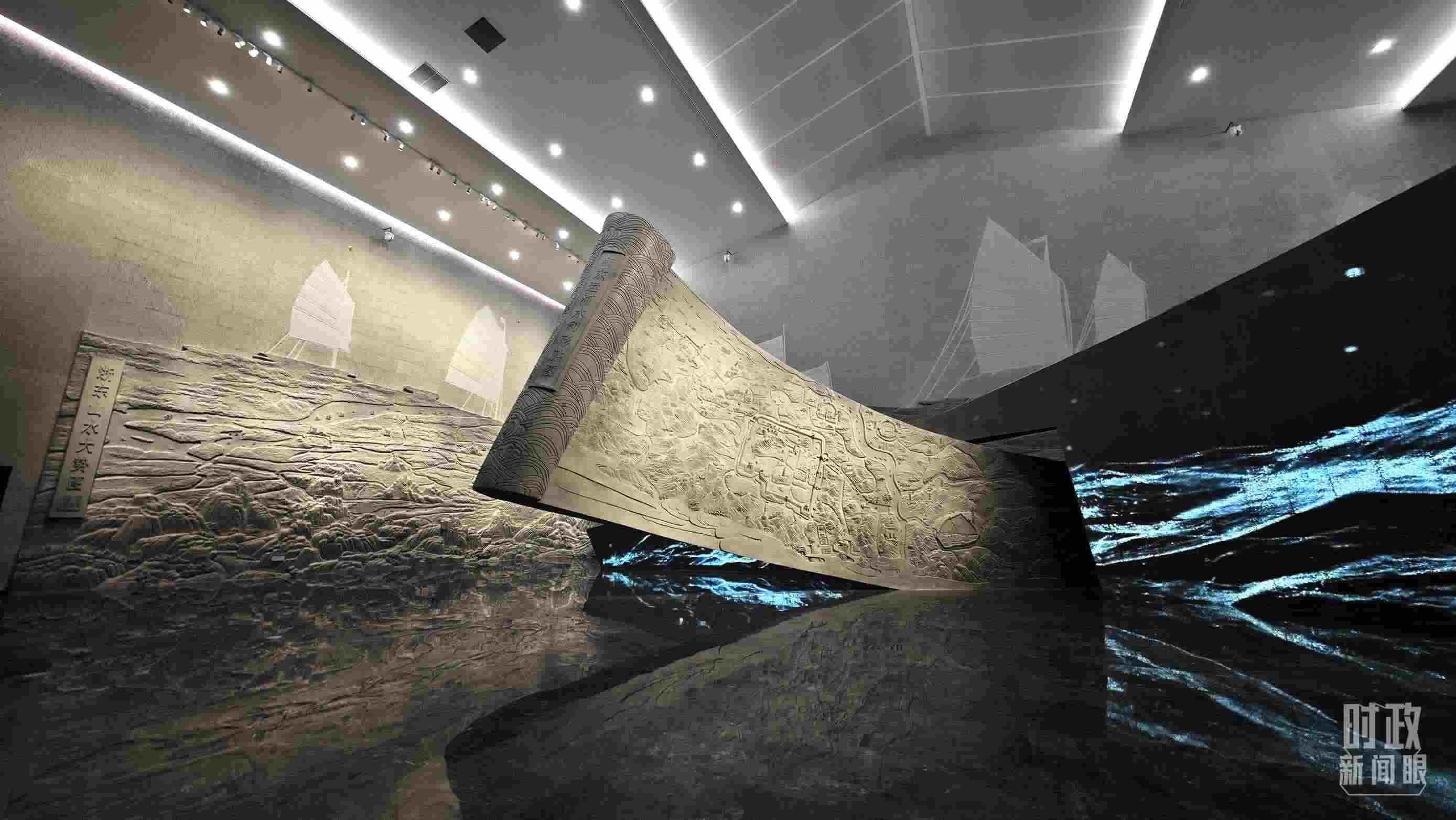 △博物館內(nèi)的《浙東運河水利形勝圖》《浙東山水大勢圖》浮雕。（總臺央視記者彭漢明拍攝）