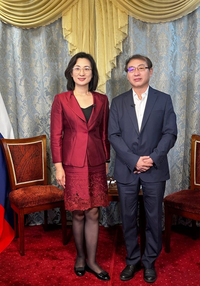 人民網黨委委員、副總編輯孫海峰（左一）專訪崔少純總領事。人民網記者 馬天翼攝