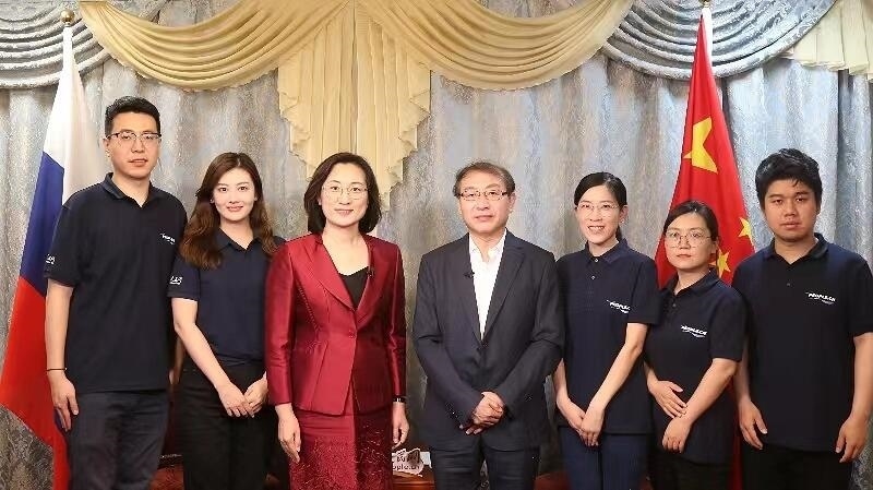 中國駐葉卡捷琳堡總領事崔少純與人民網采訪組合影。