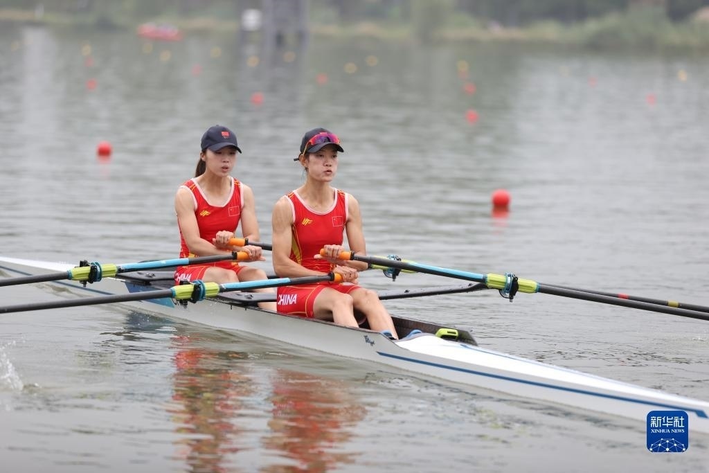 9月24日，鄒佳琪（左）/邱秀萍在決賽中。新華社記者 賈浩成 攝