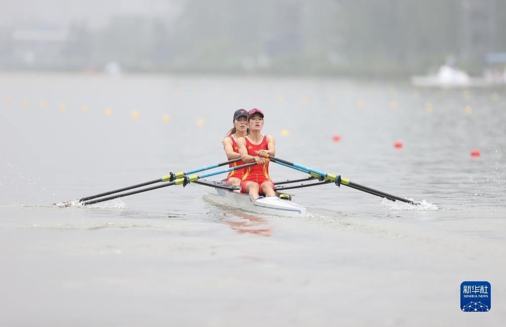 9月24日，鄒佳琪（左）/邱秀萍在決賽中。新華社記者 賈浩成 攝