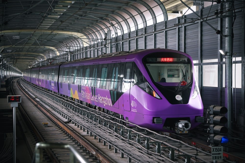 從杭州火車西站出發(fā)，地鐵19號(hào)線貫穿杭州火車東站、杭州蕭山機(jī)場(chǎng)，“亞運(yùn)號(hào)”地鐵專列運(yùn)行在這條線路上。