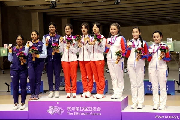 9月24日，杭州亞運(yùn)會(huì)射擊女子10米氣步槍團(tuán)體賽頒獎(jiǎng)儀式。人民網(wǎng)記者 胡雪蓉?cái)z
