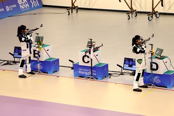 黃雨婷(左)、韓佳予在女子10米氣步槍個(gè)人賽比賽中。人民網(wǎng)記者 胡雪蓉?cái)z