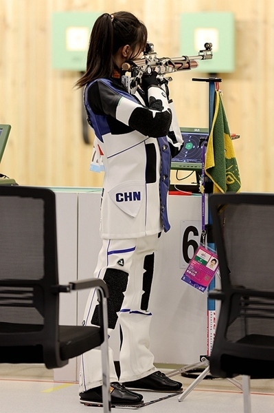 9月24日，黃雨婷在女子10米氣步槍團(tuán)體賽比賽中。人民網(wǎng)記者 胡雪蓉?cái)z