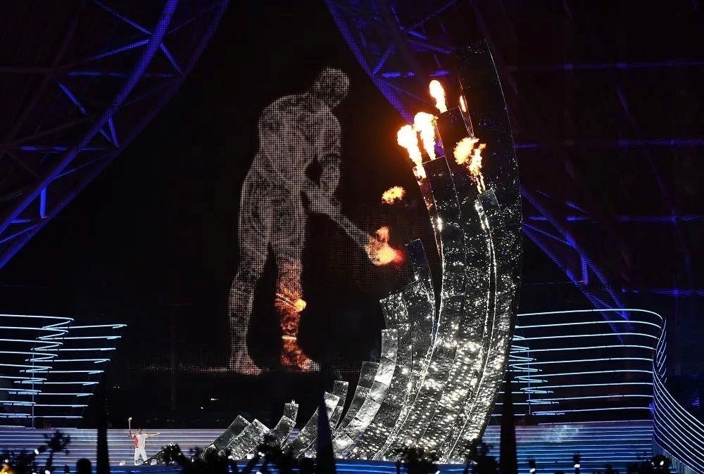 △“數(shù)字火炬手”點燃象征亞洲大團結(jié)的亞運之火。