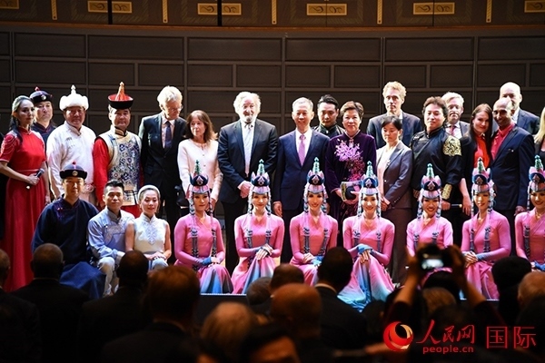 中國駐瑞典大使崔愛民夫婦與演職人員及部分來賓合影留念。人民網(wǎng)記者 殷淼攝