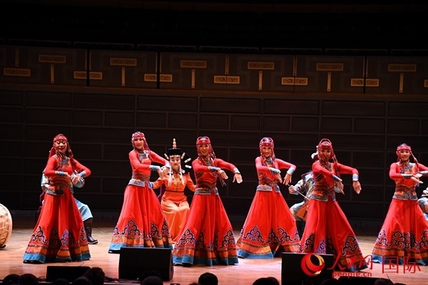 內(nèi)蒙古藝術(shù)劇院表演的《草原頌》劇照。人民網(wǎng)記者 殷淼攝