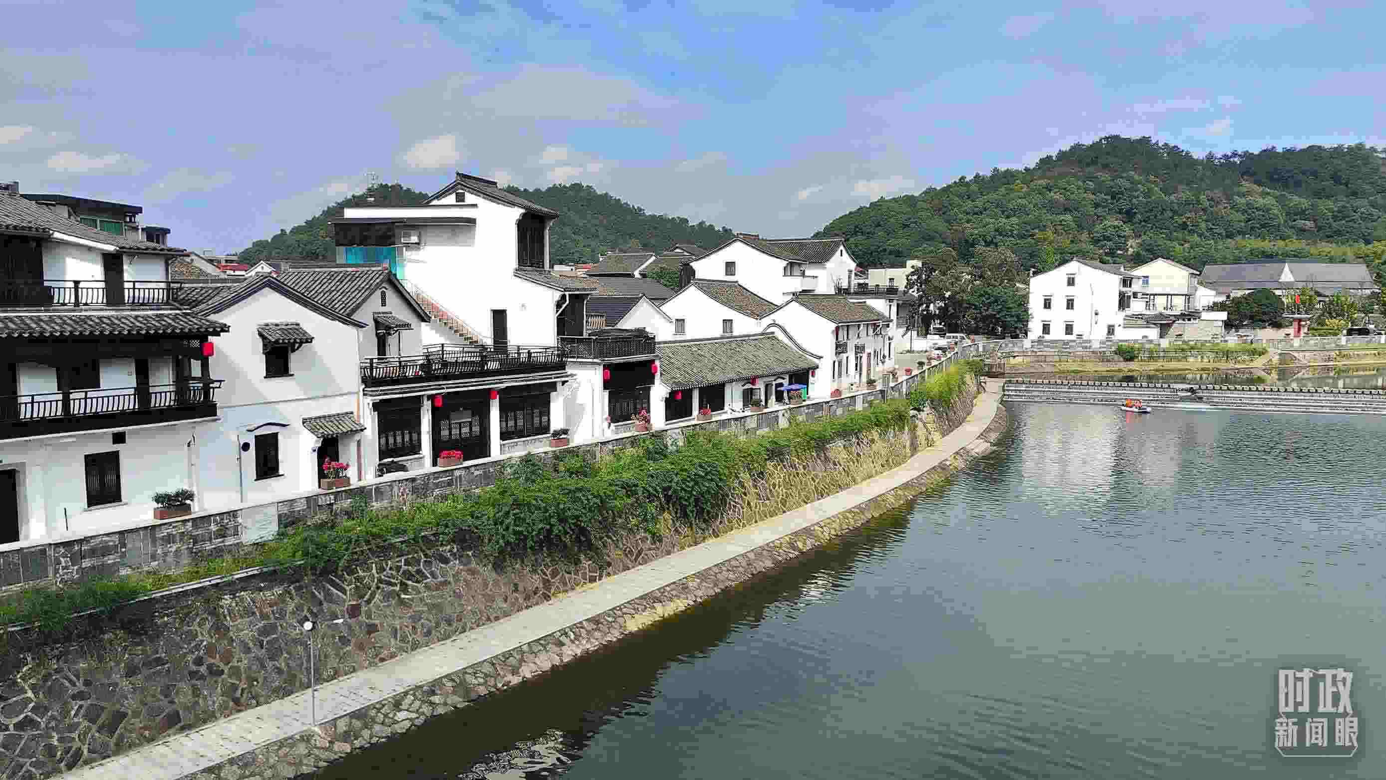 △“楓橋經(jīng)驗”發(fā)源地諸暨市楓橋鎮(zhèn)。（總臺央視記者楊立峰拍攝）