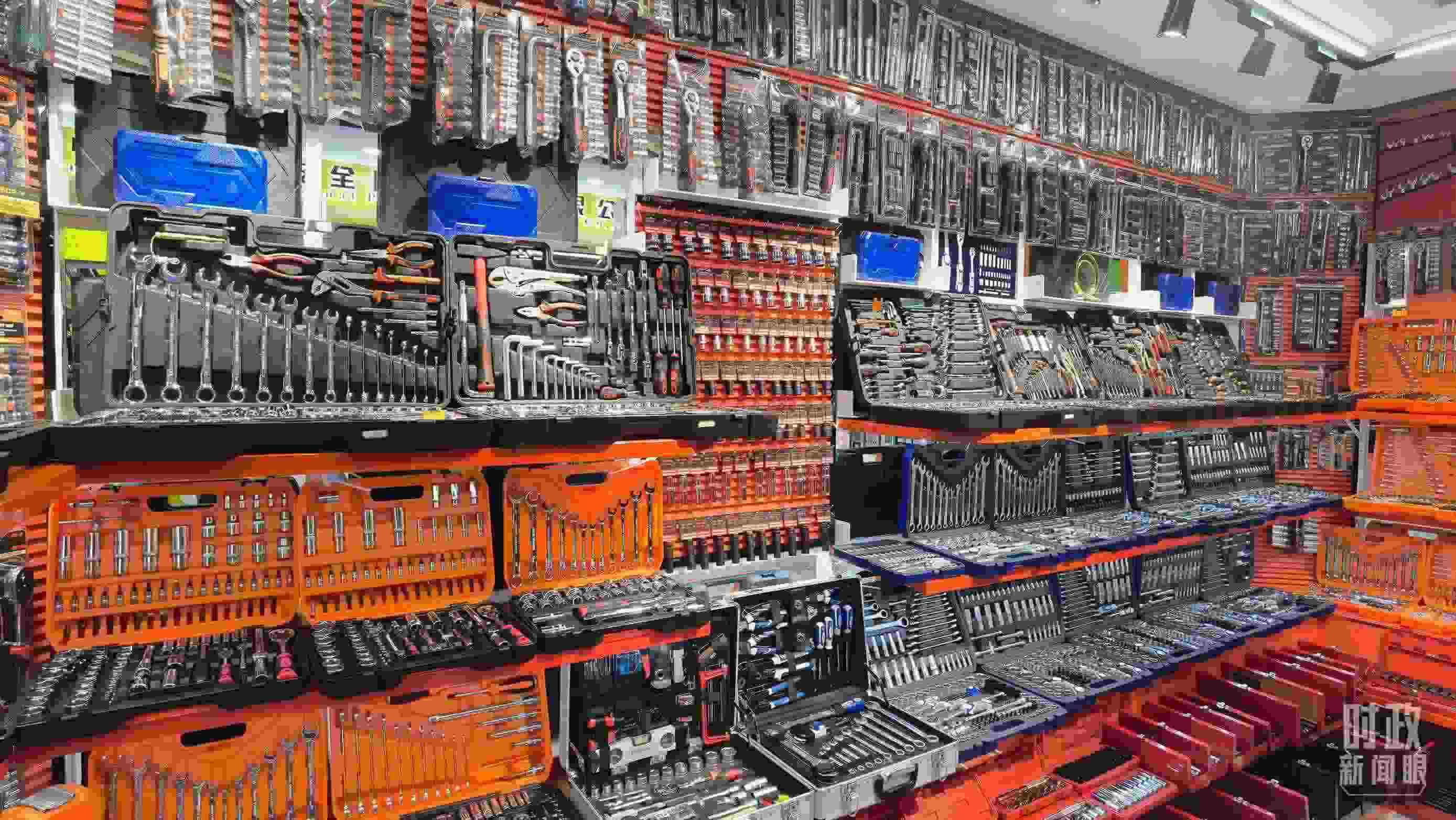 △義烏國際商貿(mào)城內(nèi)的一家五金店，貨品豐富。（總臺央視記者石丞拍攝）