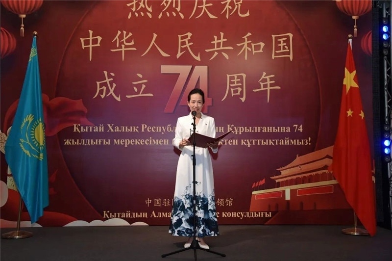 圖為蔣薇總領(lǐng)事致辭。駐阿拉木圖總領(lǐng)館供圖