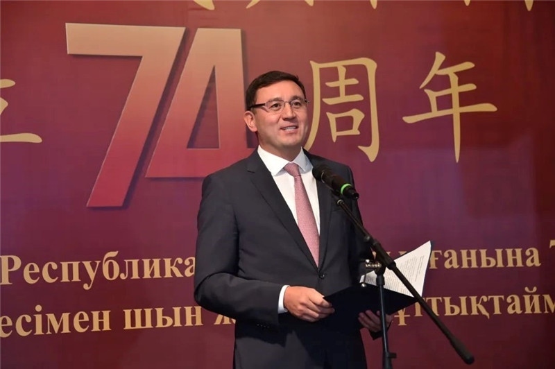 圖為哈外交部駐阿市代表布列格諾夫致辭。駐阿拉木圖總領(lǐng)館供圖