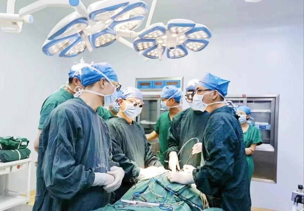 浙江省人民醫(yī)院畢節(jié)醫(yī)院的醫(yī)師團(tuán)隊(duì)正在為患者李老伯進(jìn)行手術(shù)。（王磊波 攝 新華社發(fā)）