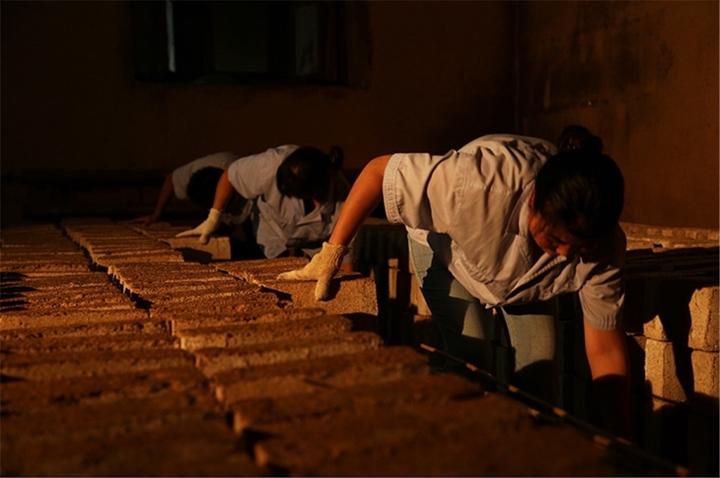 匠人師傅正在翻動(dòng)曲胚。張?zhí)炝z