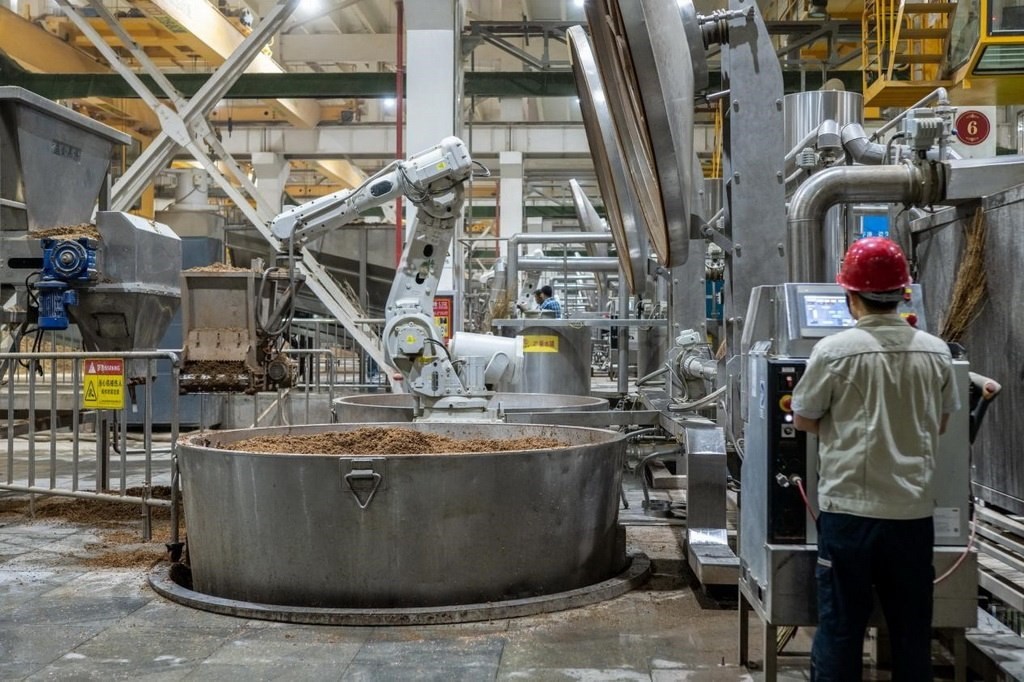 907車(chē)間里，機(jī)械臂正在撒料裝甑。嚴(yán)磊攝