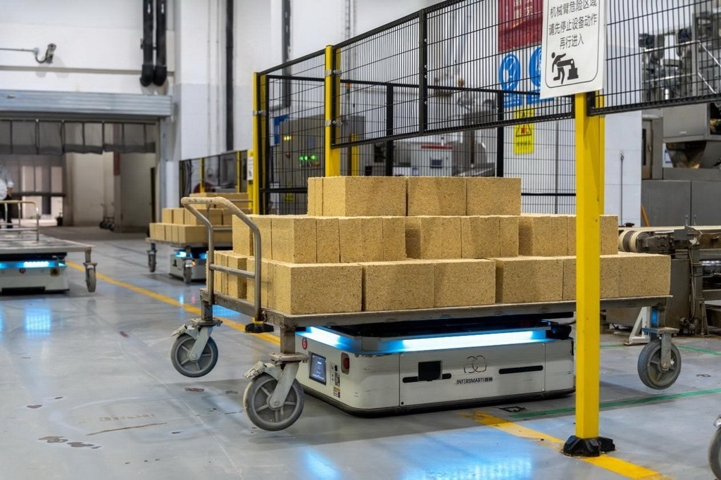 在701制曲車(chē)間，運(yùn)輸機(jī)器人等智能化設(shè)備已實(shí)現(xiàn)規(guī)?；瘧?yīng)用。王哲攝