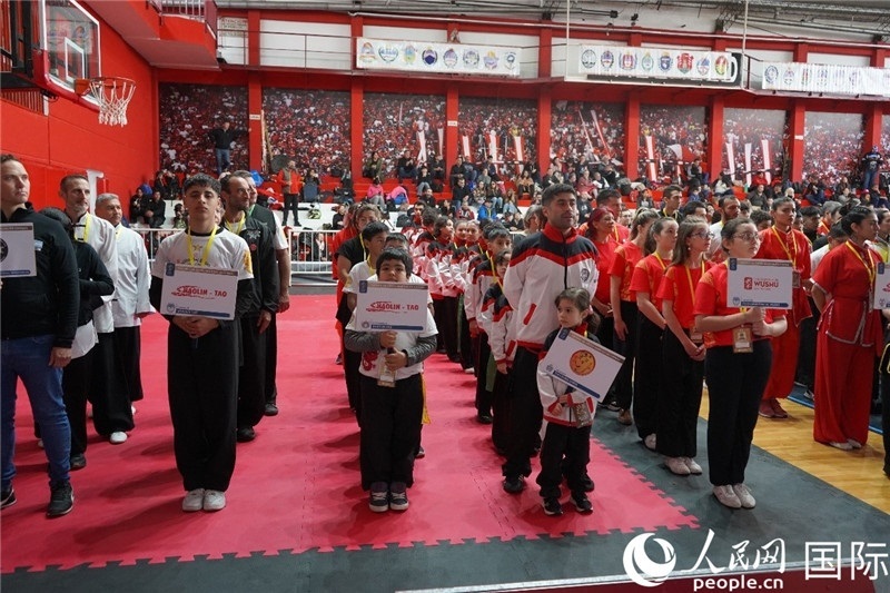 圖為開幕式現(xiàn)場(chǎng)運(yùn)動(dòng)員入場(chǎng)儀式。人民網(wǎng)記者 許放攝