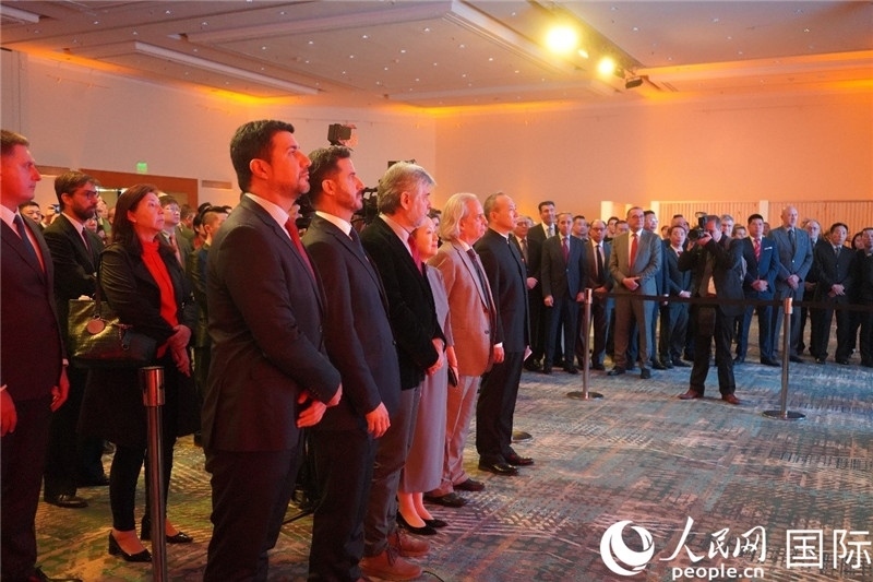 圖為招待會現(xiàn)場演奏兩國國歌。人民網(wǎng)記者 許放攝