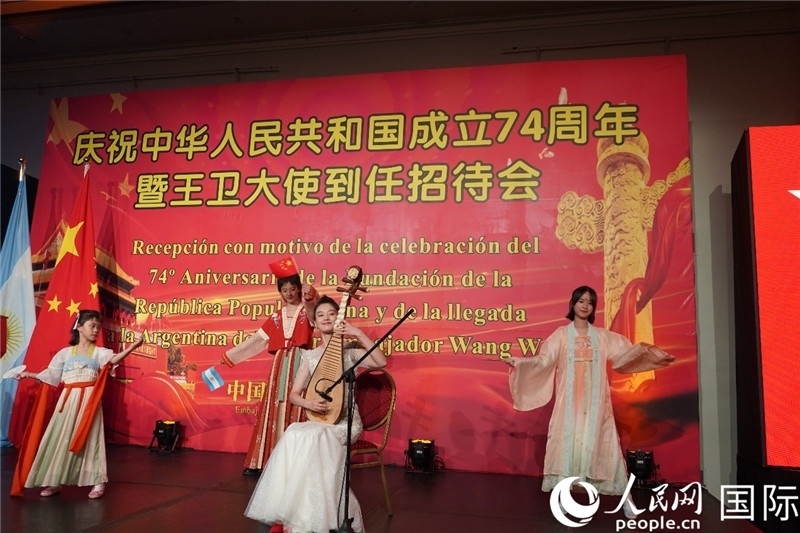 圖為招待會現(xiàn)場中國傳統(tǒng)樂器演奏和舞蹈展示。人民網(wǎng)記者 許放攝