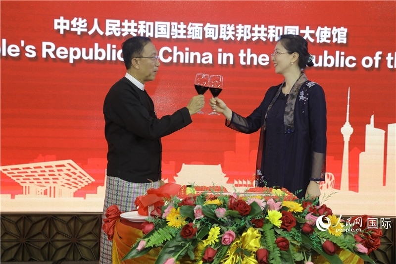 圖為曹靜臨時代辦與溫欣副總理祝酒。人民網記者 謝佳君攝