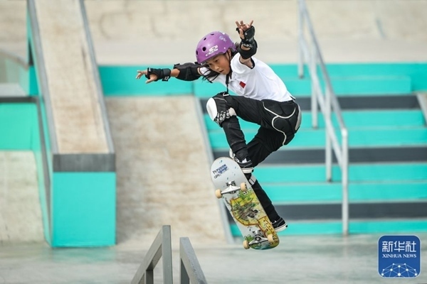 9月27日，中國(guó)選手崔宸曦在比賽中。當(dāng)日，在錢塘輪滑中心舉行的杭州亞運(yùn)會(huì)女子街式?jīng)Q賽中，中國(guó)選手崔宸曦以242.62分的成績(jī)奪得冠軍，曾文蕙獲得亞軍，日本選手伊藤美優(yōu)獲得季軍。新華社記者 潘昱龍攝