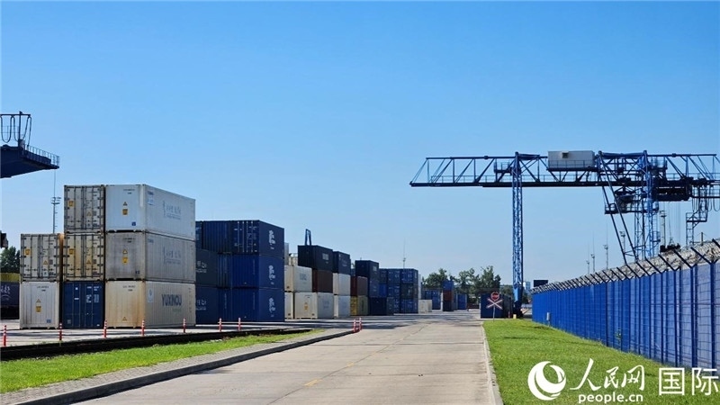 布列斯特北站，堆滿了來(lái)自中國(guó)的貨物。人民網(wǎng)記者 王震攝