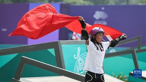 9月27日，崔宸曦在賽后慶祝奪冠。當日，在錢塘輪滑中心舉行的杭州亞運會女子街式?jīng)Q賽中，中國選手崔宸曦以242.62分的成績奪得冠軍，曾文蕙獲得亞軍，日本選手伊藤美優(yōu)獲得季軍。新華社記者 潘昱龍攝