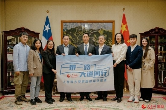 牛清報(bào)大使（中）與人民網(wǎng)、人民日報(bào)社記者合影。 人民網(wǎng)記者 張若涵攝